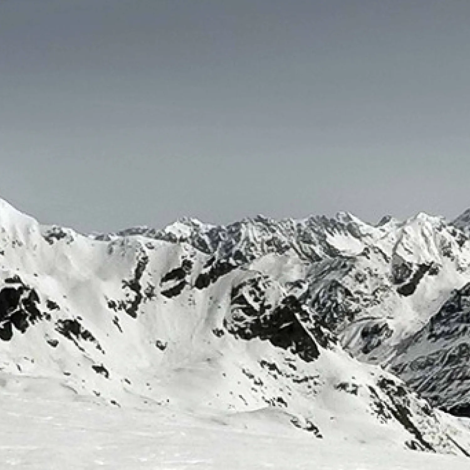 Image of the Swiss mountains covered in snow.